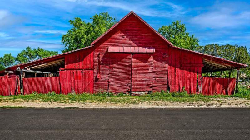 Anna-barn-attached-to-hardware-store-2